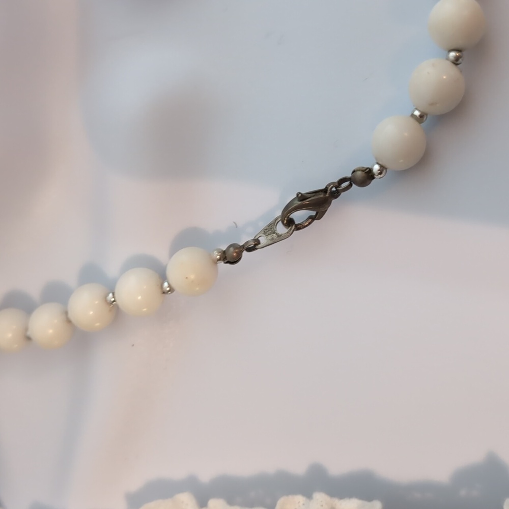 Timeless White Beaded Necklace with Vintage Elegance - Picture 6 of 7